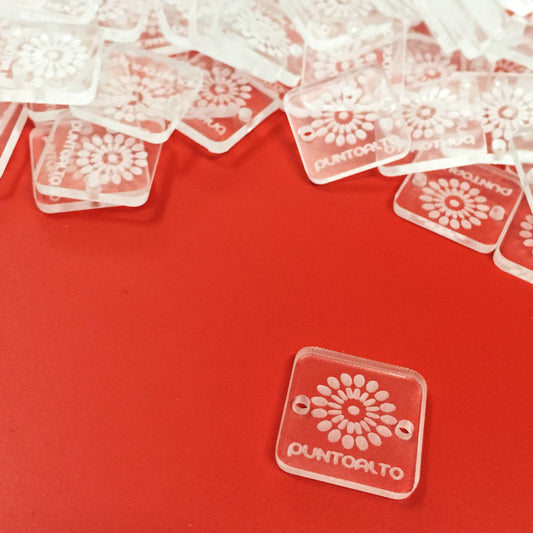 100 Etiquetas Acrílico Cuadrada - Dos Perforaciones - Etiquetas Acrílico - Altorrelieve Diseño