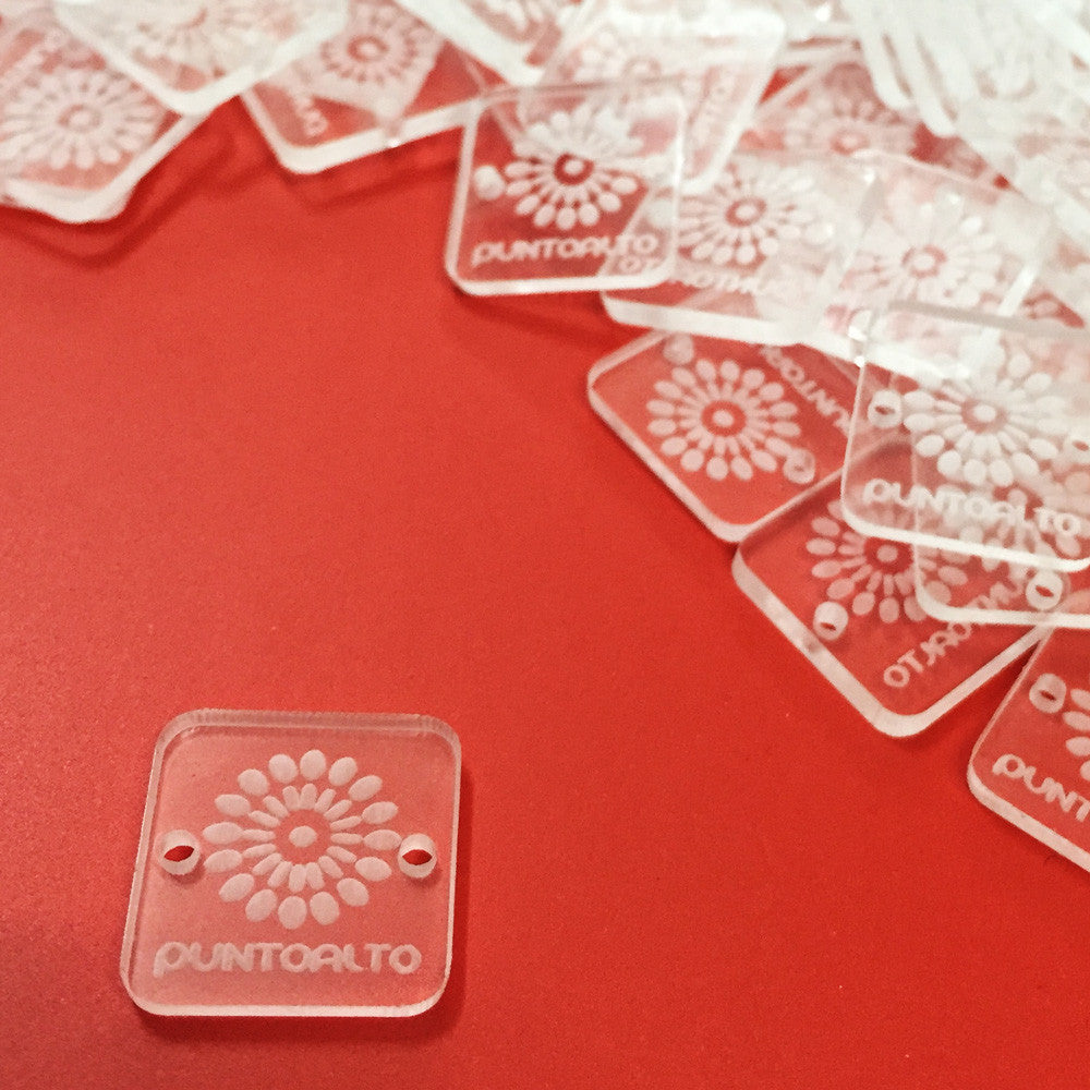 100 Etiquetas Acrílico Cuadrada - Dos Perforaciones - Etiquetas Acrílico - Altorrelieve Diseño