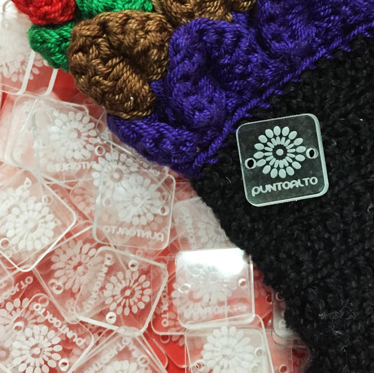 100 Etiquetas Acrílico Cuadrada - Dos Perforaciones - Etiquetas Acrílico - Altorrelieve Diseño