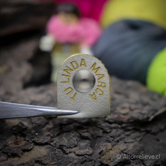 100 Etiquetas EcoCuero Remache Plegada 5x2cm