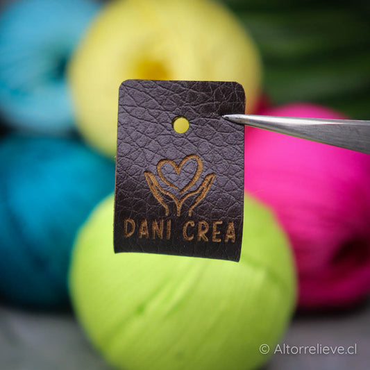 100 Etiquetas EcoCuero Remache Plegada B 6x2cm