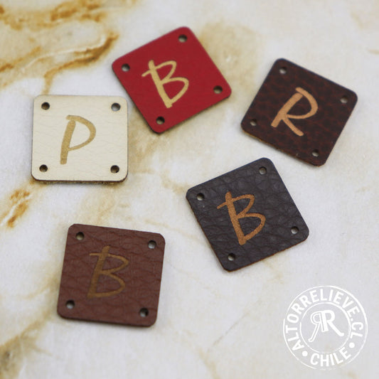 100 Etiquetas EcoCuero Cuadrada Inicial 1,5x1,5cm - Etiquetas EcoCuero - Altorrelieve Diseño