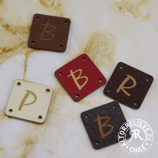 100 Etiquetas EcoCuero Cuadrada Inicial 1,5x1,5cm - Etiquetas EcoCuero - Altorrelieve Diseño