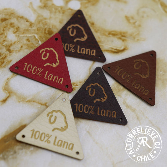 100 Etiquetas EcoCuero Triangular 3cm - Etiquetas EcoCuero - Altorrelieve Diseño