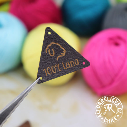 100 Etiquetas EcoCuero Triangular 3cm - Etiquetas EcoCuero - Altorrelieve Diseño