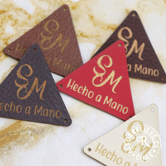 50/100 Etiquetas EcoCuero Triangular 4cm - Etiquetas EcoCuero - Altorrelieve Diseño