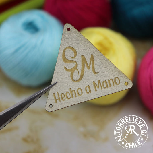 50/100 Etiquetas EcoCuero Triangular 4cm - Etiquetas EcoCuero - Altorrelieve Diseño