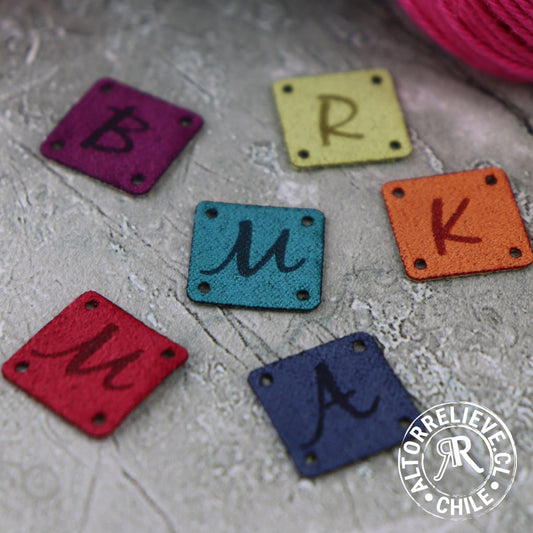 100 Etiquetas Gamuzina Cuadrada Inicial 1,5x1,5cm - Etiquetas Gamuzina - Altorrelieve Diseño
