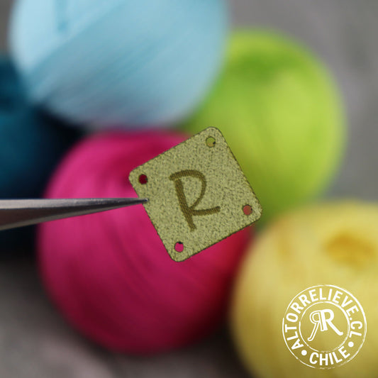 100 Etiquetas Gamuzina Cuadrada Inicial 1,5x1,5cm - Etiquetas Gamuzina - Altorrelieve Diseño