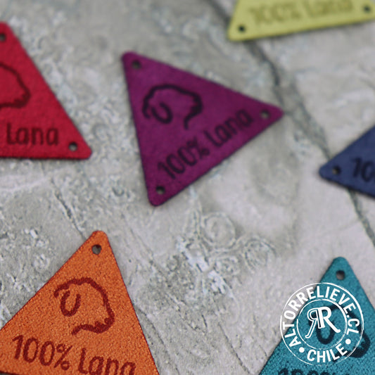 100 Etiquetas Gamuzina Triangular 3cm - Etiquetas Gamuzina - Altorrelieve Diseño