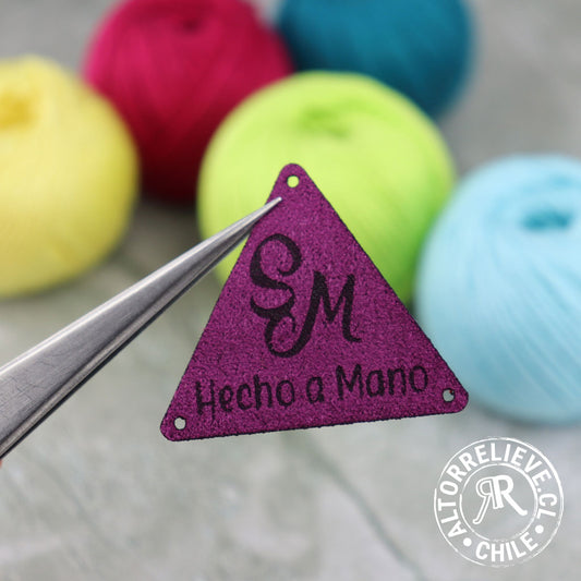 50/100 Etiquetas Gamuzina Triangular 4cm - Etiquetas Gamuzina - Altorrelieve Diseño