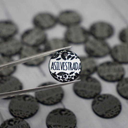 100 Etiquetas Metalizada Plateada/Negro Circular - Una Perforación - Etiquetas Bicolor - Altorrelieve Diseño