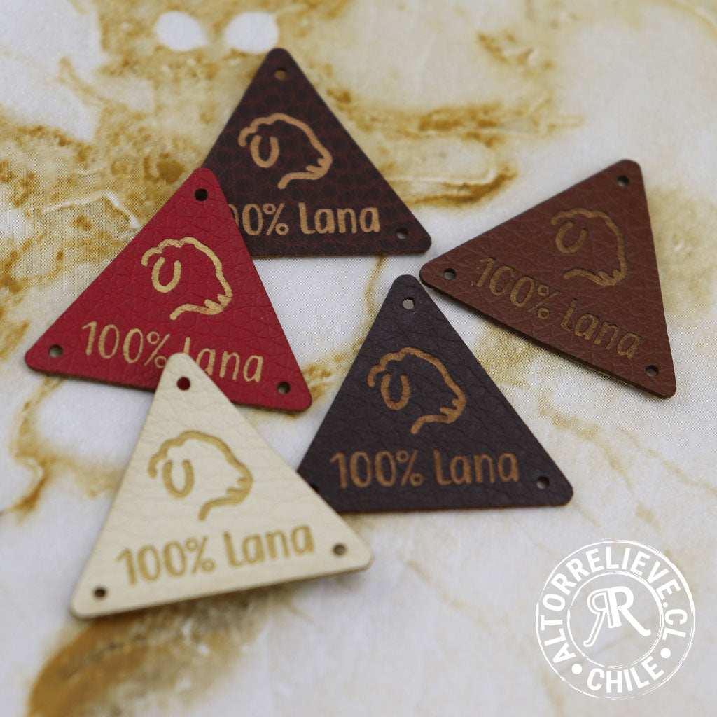 100 Etiquetas EcoCuero Triangular 3cm - Etiquetas EcoCuero - Altorrelieve Diseño